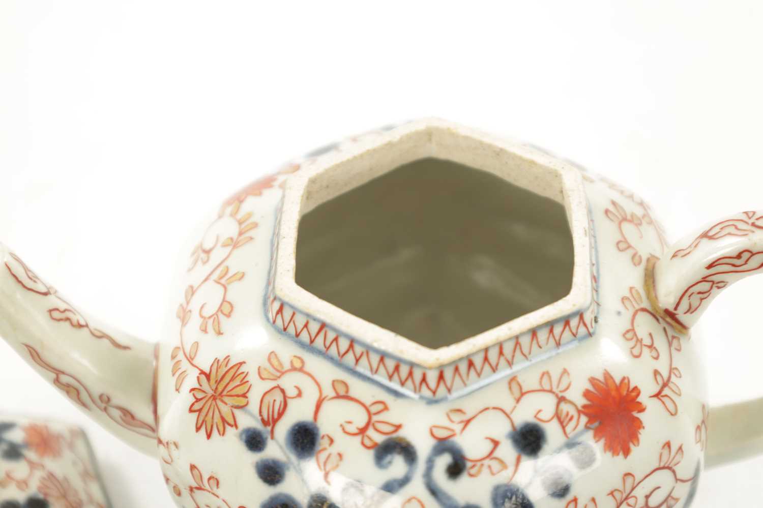 AN 18TH CENTURY JAPANESE EDO PERIOD IMARI TEAPOT - Image 5 of 7