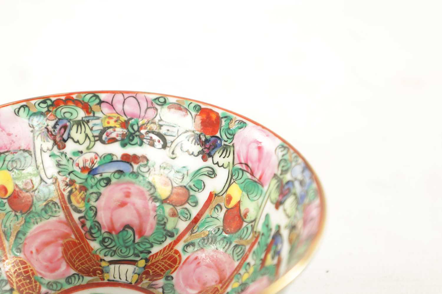 A 20TH CENTURY CHINESE EXPORT FAMILLE ROSE SMALL RICE BOWL - Image 4 of 5