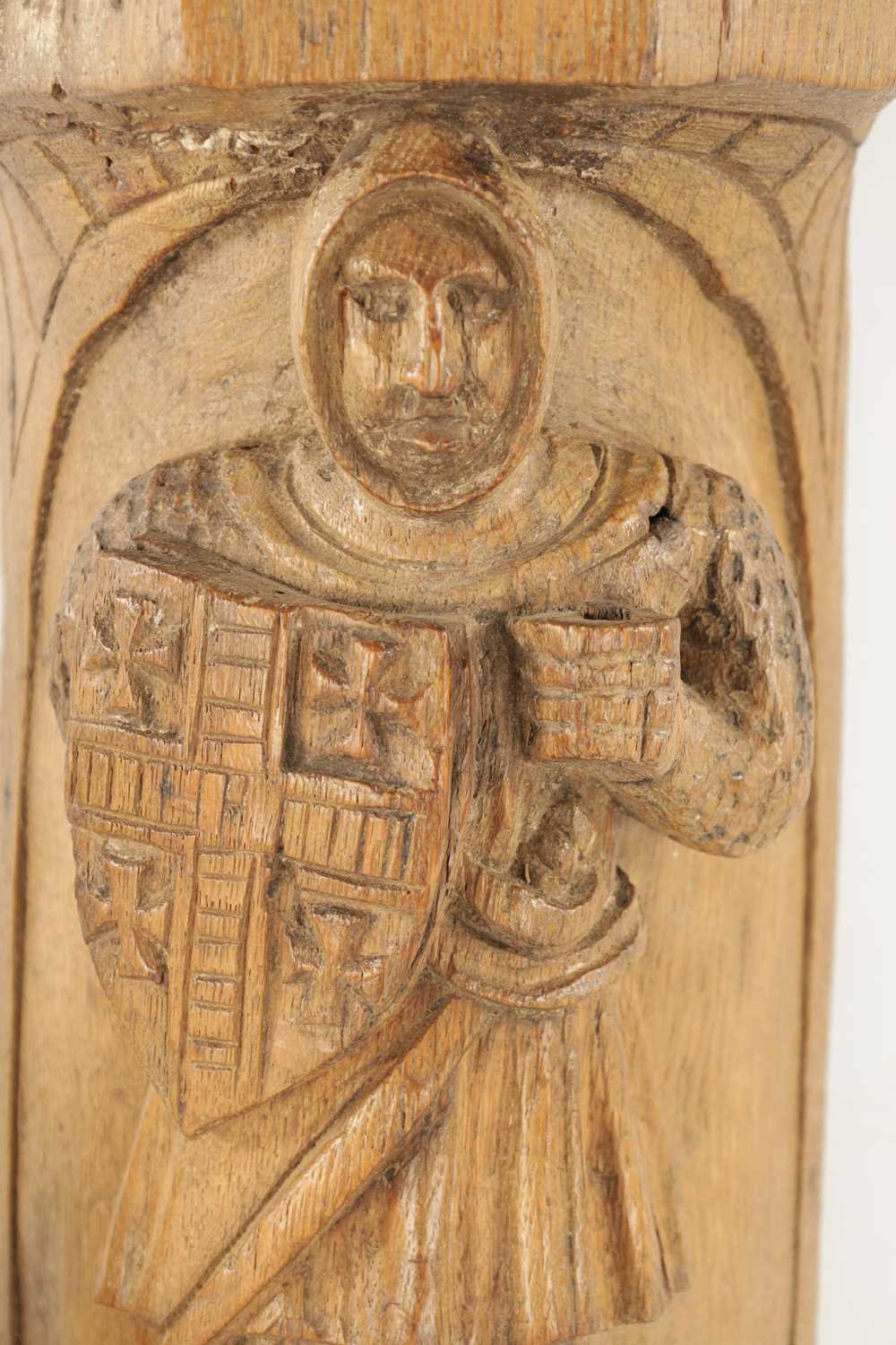 A RARE 17TH CENTURY CARVED BRACKET HAVING A KNIGHT TEMPLAR - Image 3 of 7