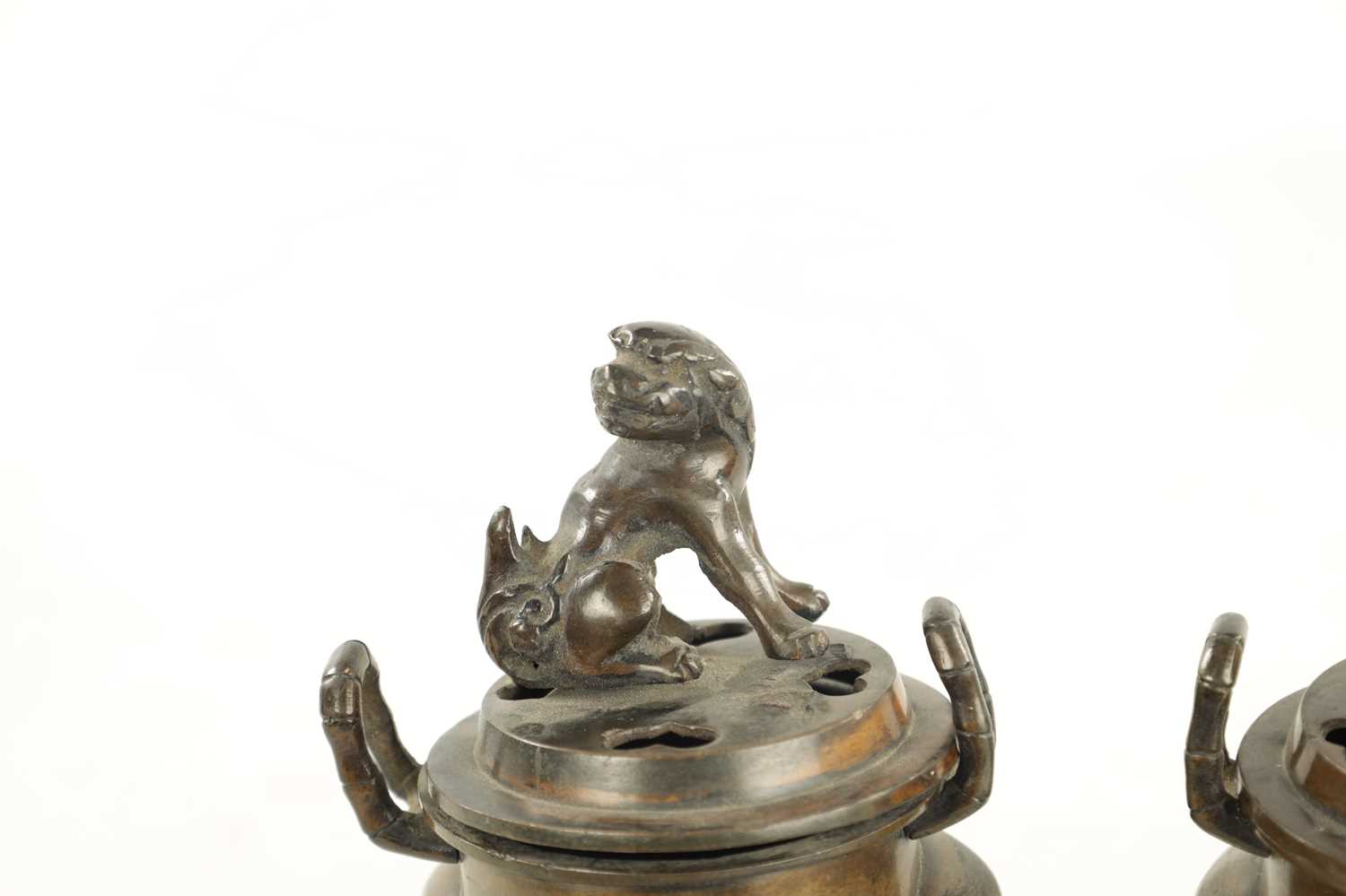 A PAIR OF CHINESE LIDDED INCENSE BURNERS - Image 2 of 9