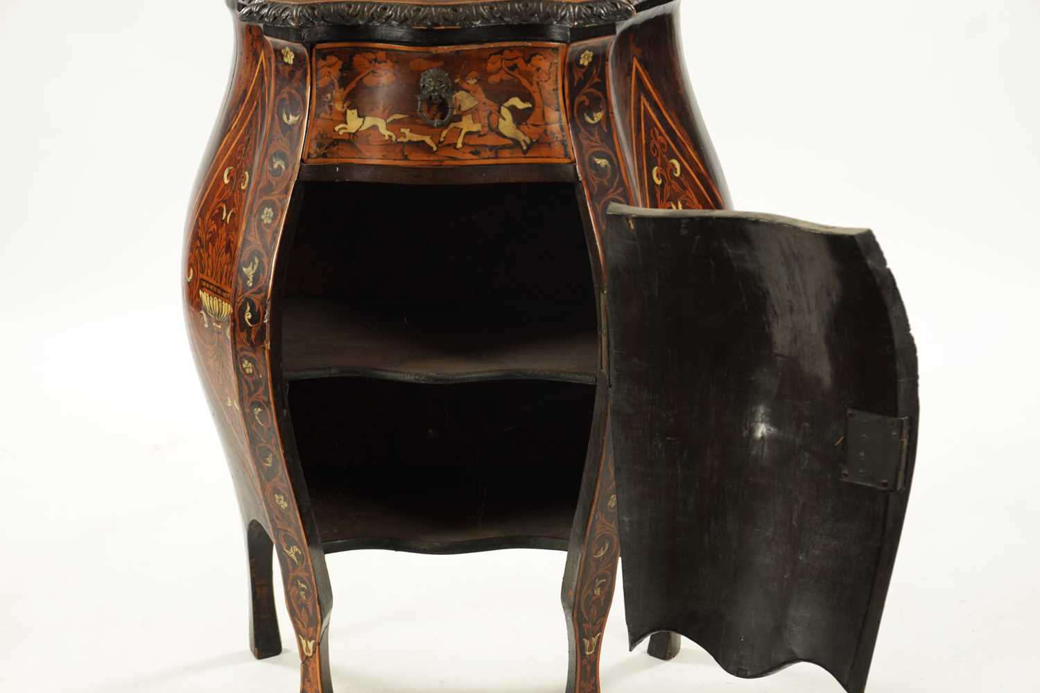 AN EARLY 18TH CENTURY ITALIAN MARQUETRY AND BONE INLAID COMMODE OF SMALL SIZE - Image 7 of 9
