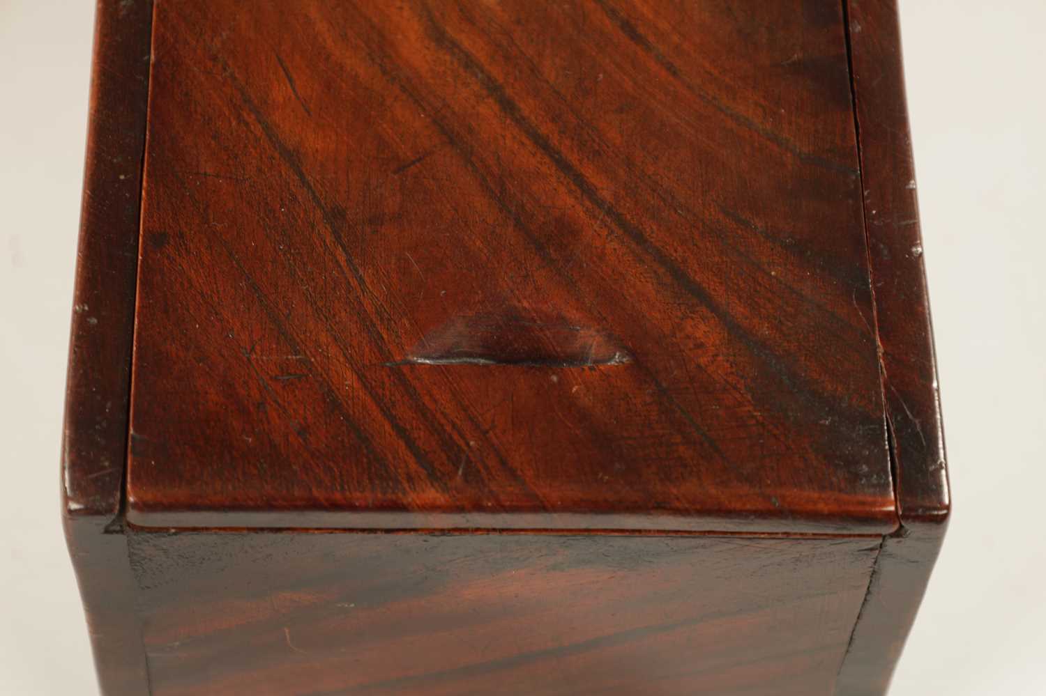 A GEORGE III FIGURED ELM CANDLE BOX OF FINE COLOUR AND PATINA - Image 5 of 7