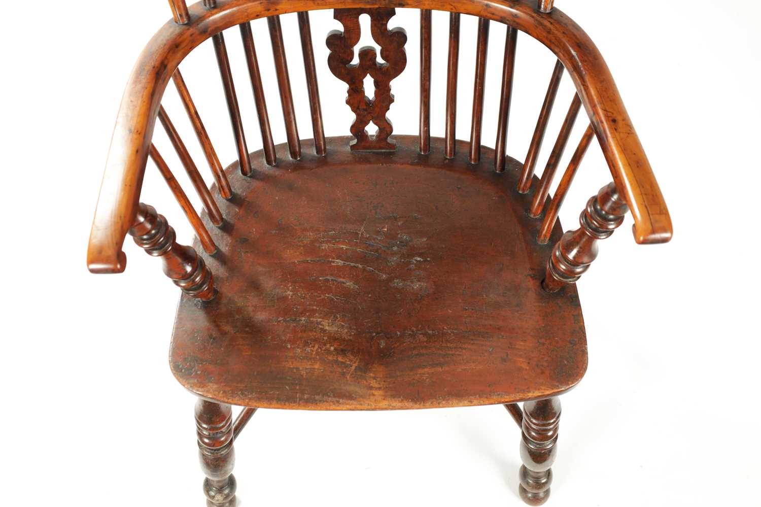 AN EARLY 19TH CENTURY NOTTINGHAMSHIRE YEW-WOOD HIGH BACK WINDSOR CHAIR - Image 3 of 9