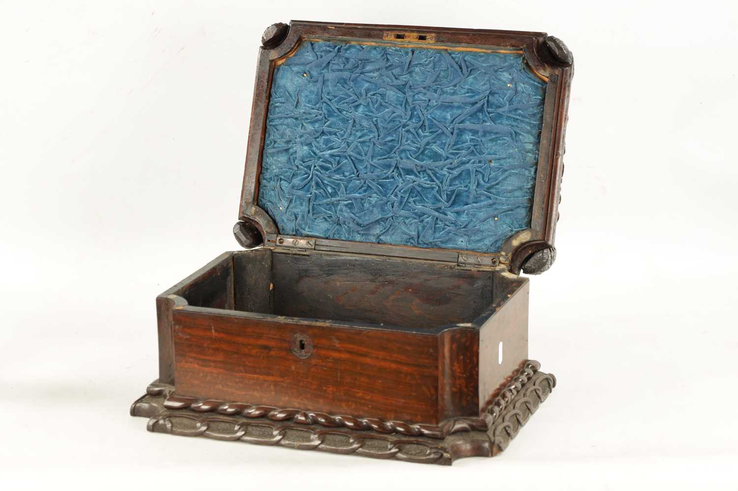 AN IMPRESSIVE 18TH CENTURY CONTINENTAL CARVED HARDWOOD TABLE CASKET - Image 5 of 6