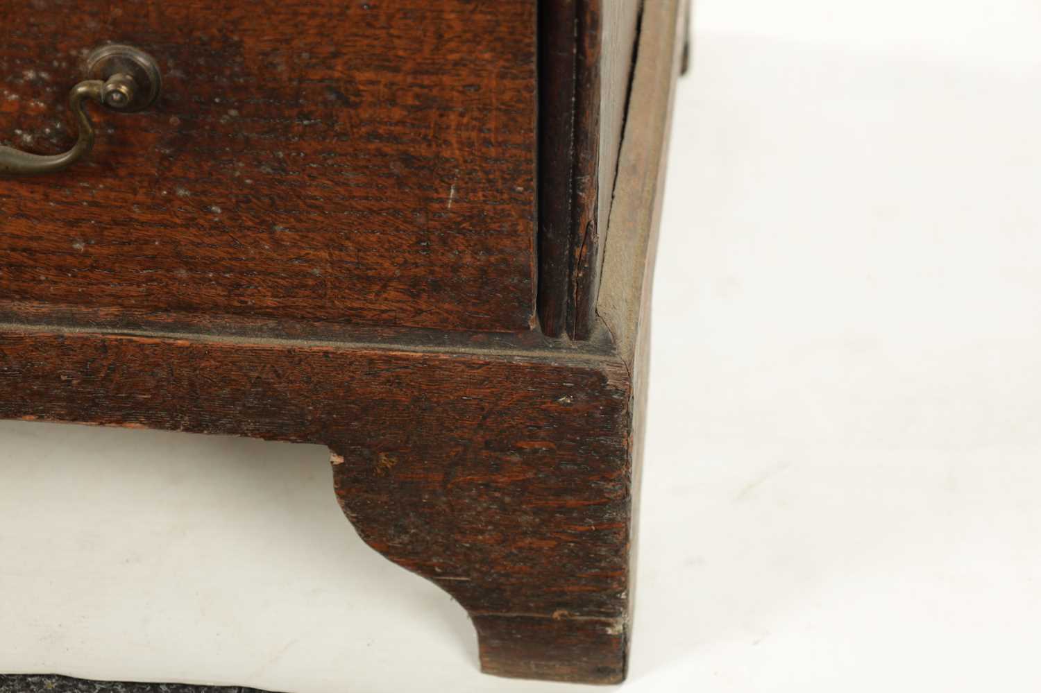 AN EARLY 18TH CENTURY FIGURED OAK COUNTRY MADE BUREAU - Image 10 of 11