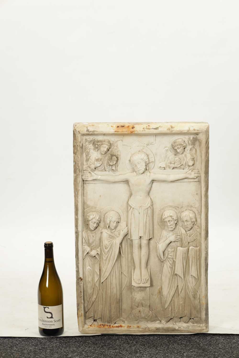 A FINE 19TH CENTURY CARVED CARREA MARBLE PLAQUE DEPICTING THE CRUCIFIXION - Image 2 of 4