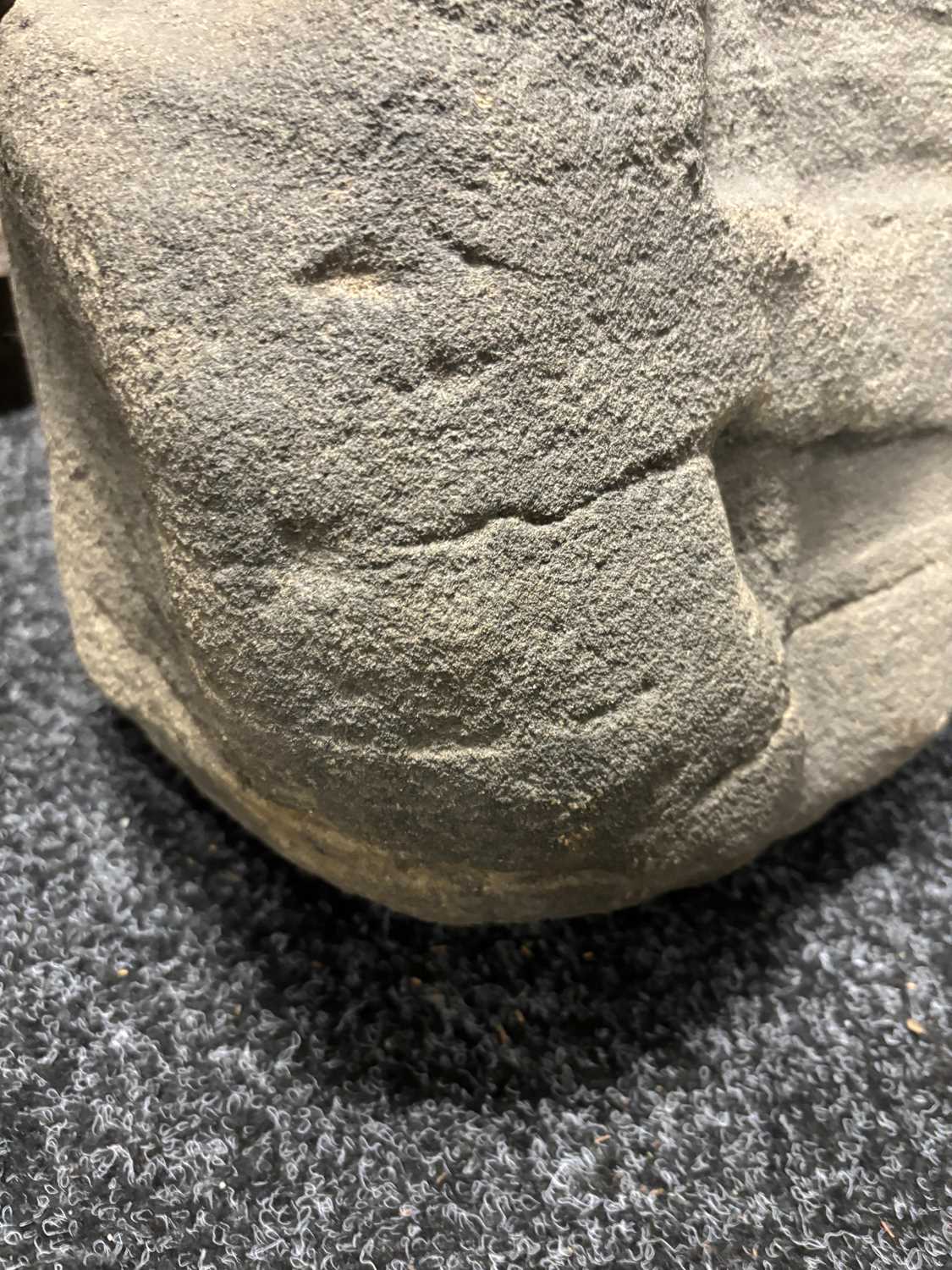 AN EARLY CARVED STONE HEAD / SCULPTURE - Image 12 of 15