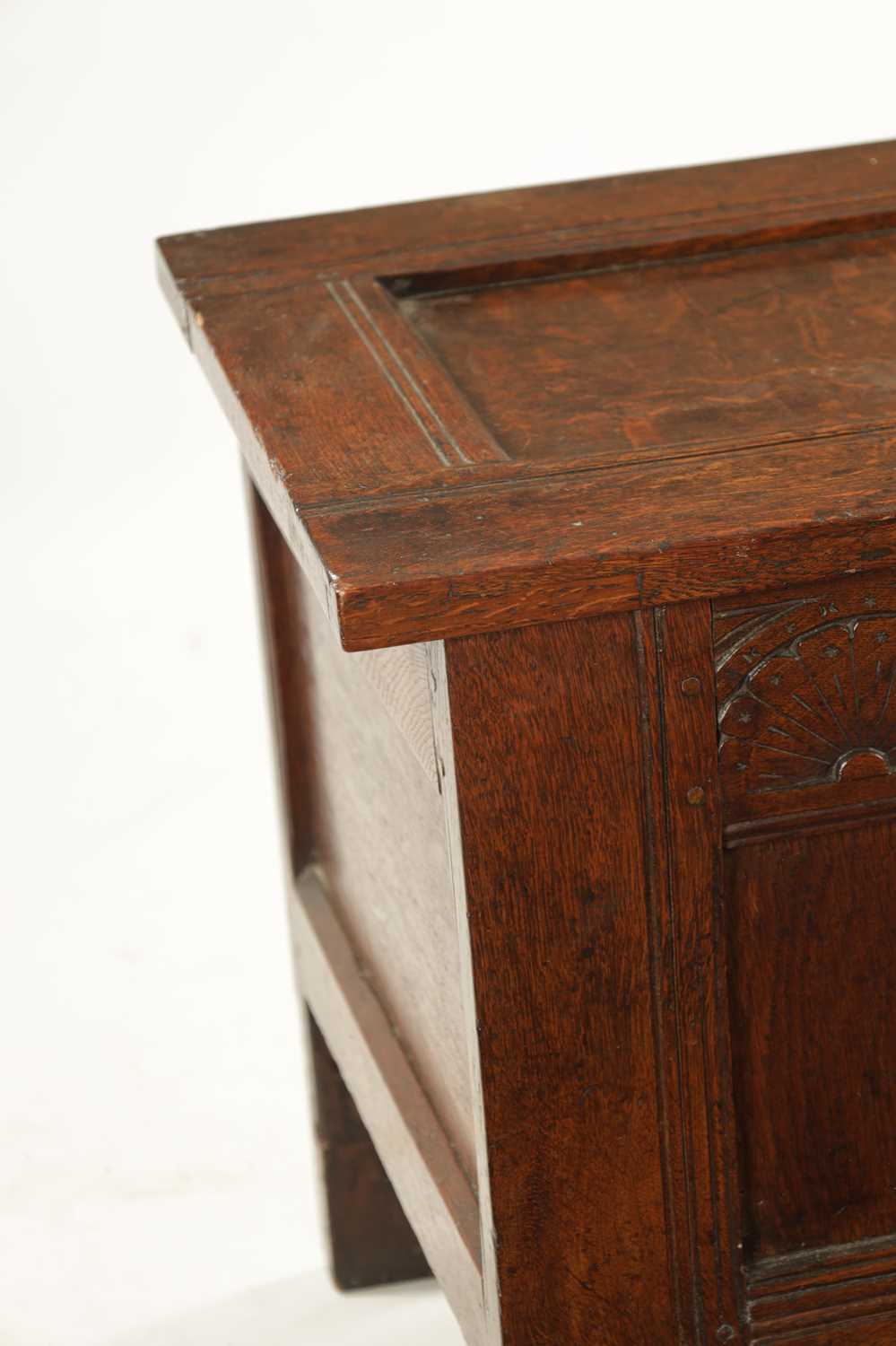 A SMALL 17TH CENTURY OAK TWO PANEL COFFER - Image 7 of 10