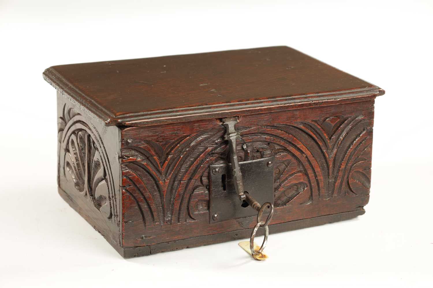 A GOOD 17TH CENTURY UNUSUALLY SMALL OAK BIBLE BOX OF FINE COLOUR AND PATINA - Image 3 of 10