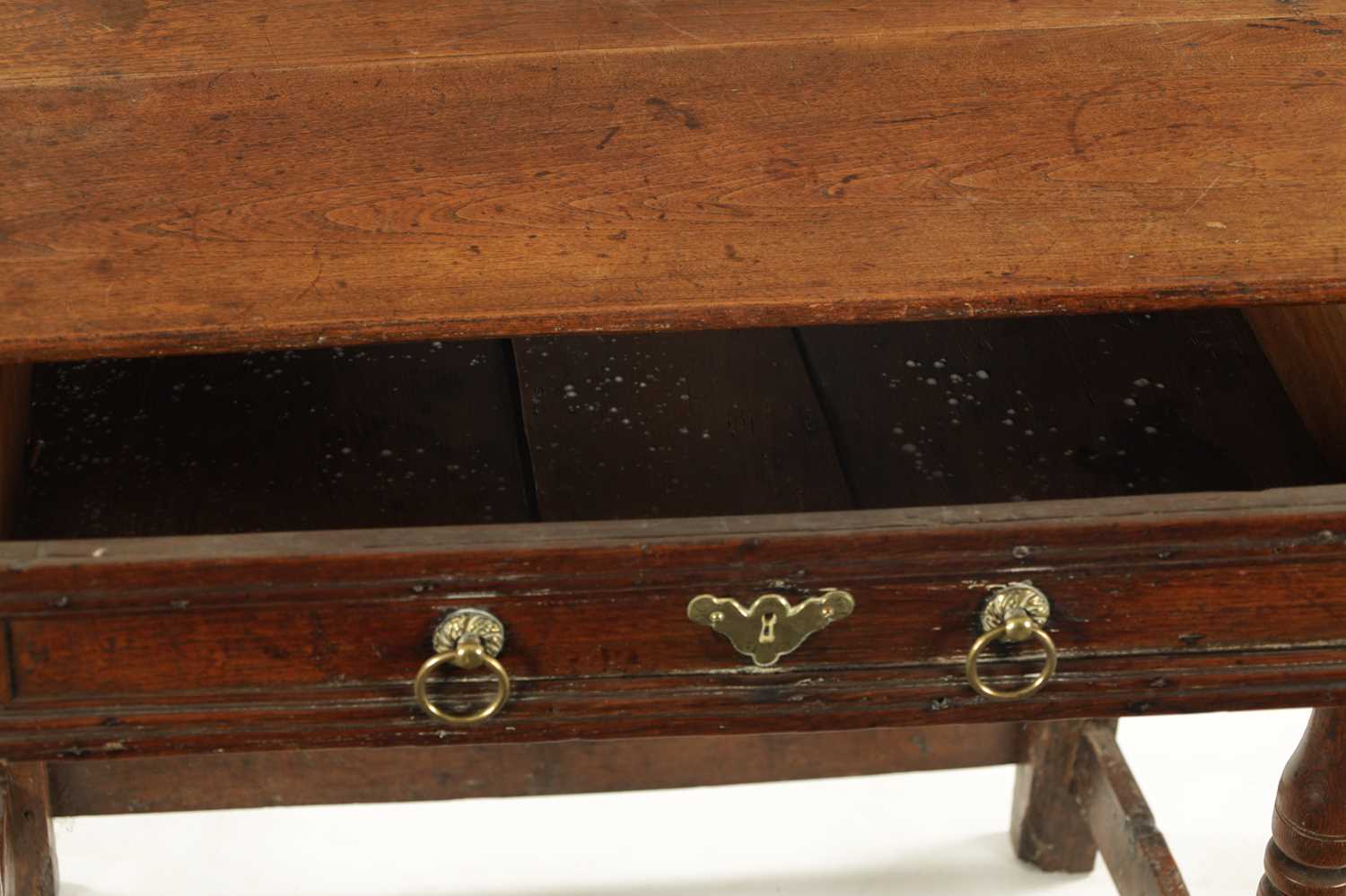 A LATE 17TH CENTURY ELM SIDE TABLE - Image 5 of 8