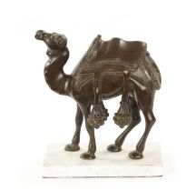 AN EARLY 20TH CENTURY BRONZE SCULPTURE OF A CAMEL