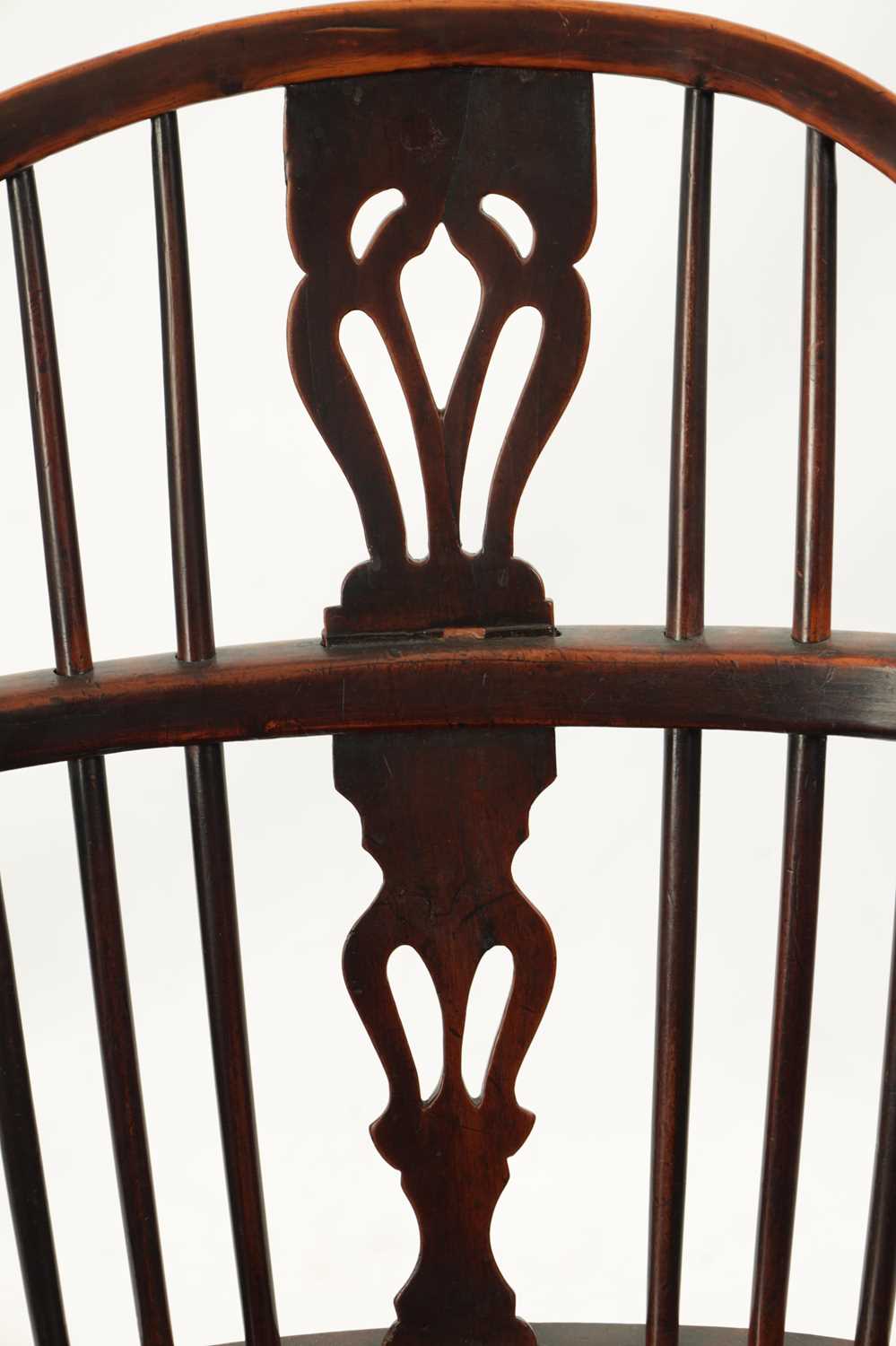 AN EARLY 19TH CENTURY YEW WOOD LOW BACK WINDSOR CHAIR - Image 4 of 6