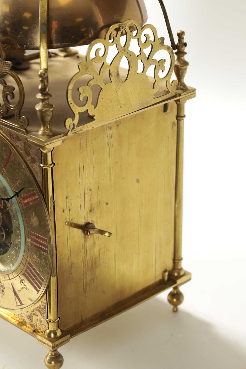 EUREKA CLOCK CO. LONDON. AN EARLY 20TH CENTURY LANTERN STYLE ELECTRIC MANTLE CLOCK - Image 5 of 11