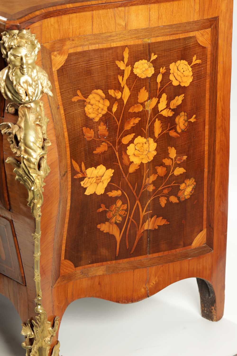 A FINE GEORGE II ENGLISH MARQUETRY COMMODE IN THE MANNER OF HENRY HILL - Image 3 of 23