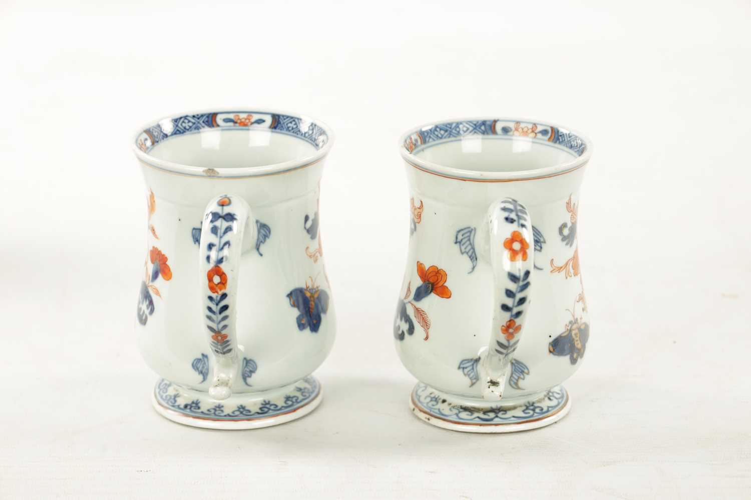 A PAIR OF 18TH CENTURY CHINESE IMARI TANKARDS - Image 4 of 7