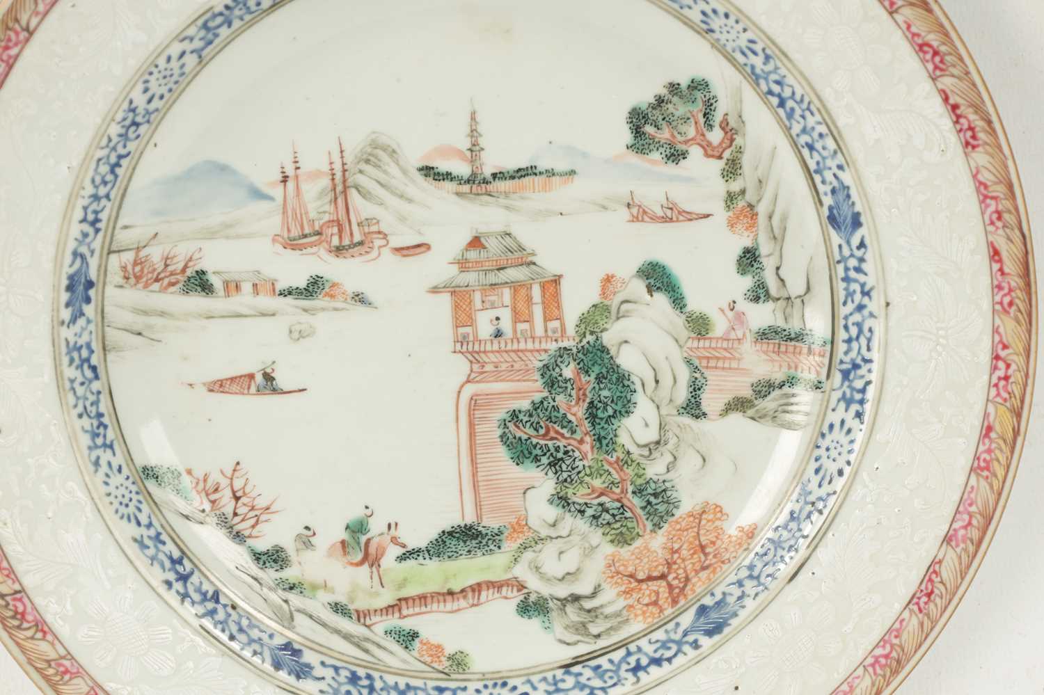 AN 18TH CENTURY CHINESE FAMILLE ROSE PORCELAIN CABINET PLATE - Image 2 of 12