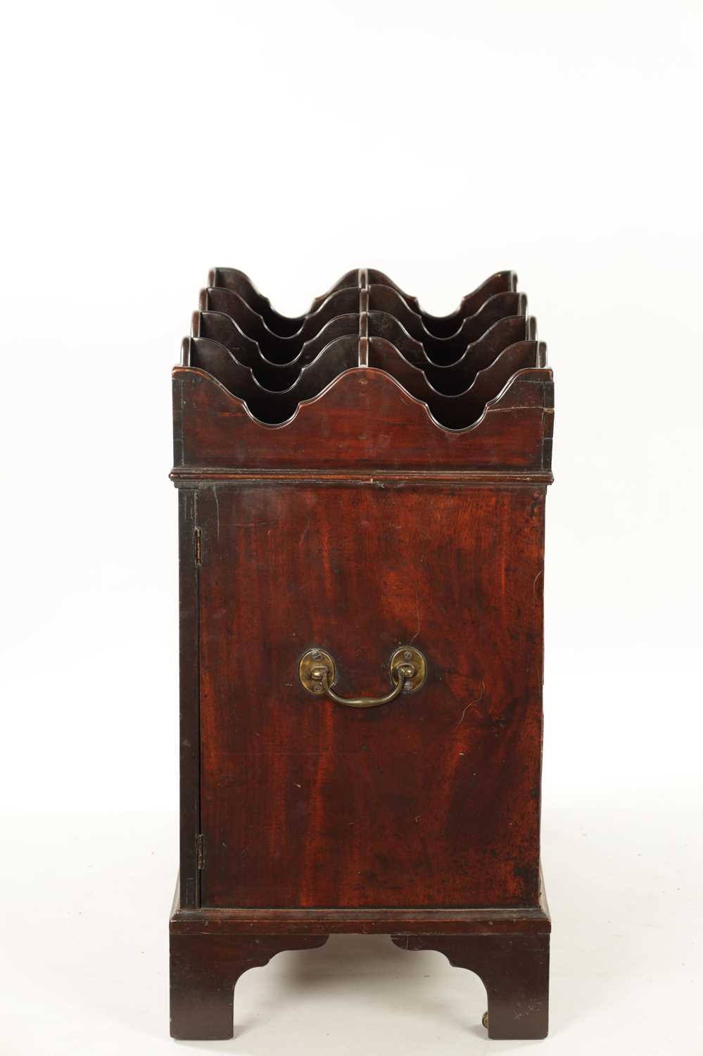 AN EARLY GEORGE III FIGURED MAHOGANY BUTLER’S CELLARETTE - Image 6 of 6