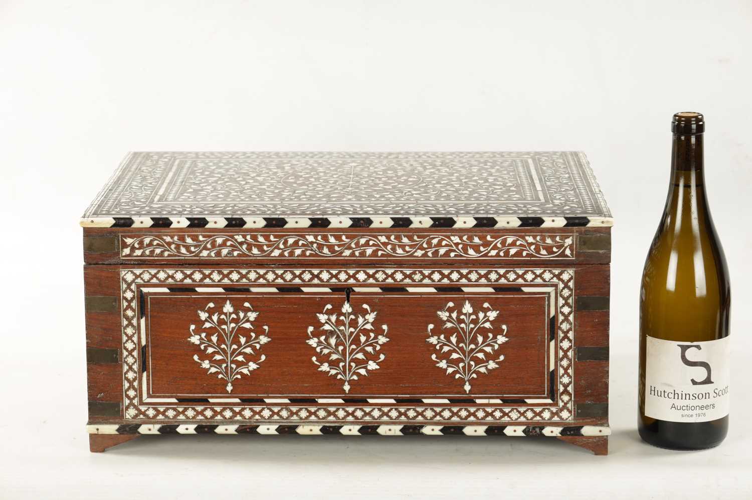 A LARGE LATE 19TH CENTURY ANGLO-INDIAN IVORY AND EBONY INLAID WORKBOX - Bild 5 aus 10