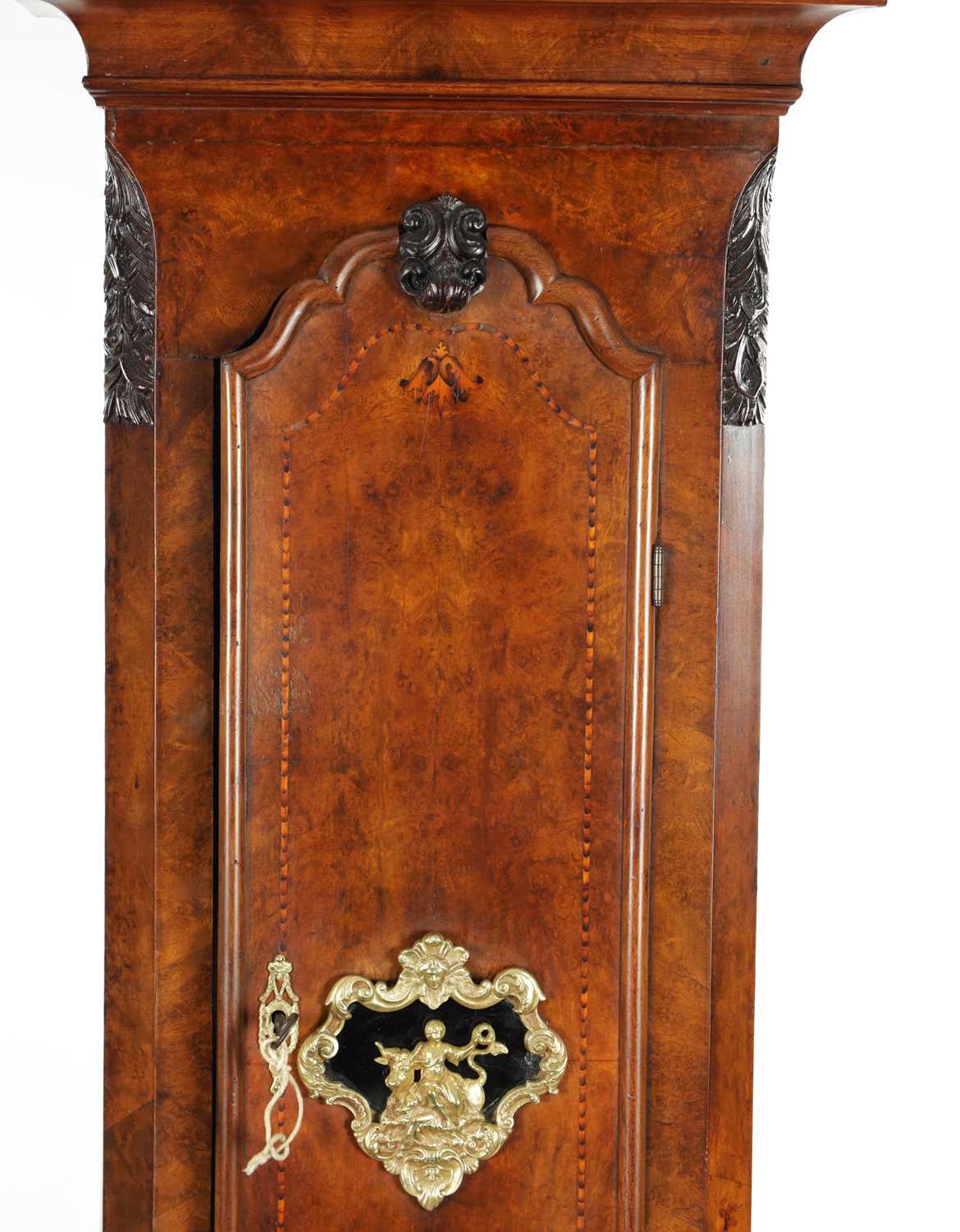 THOMAS CROFTS, LEEDES. AN 18TH CENTURY FIGURED WALNUT, MARQUETRY INLAID AND CHEQUERBAND STRUNG EIGHT - Image 3 of 20