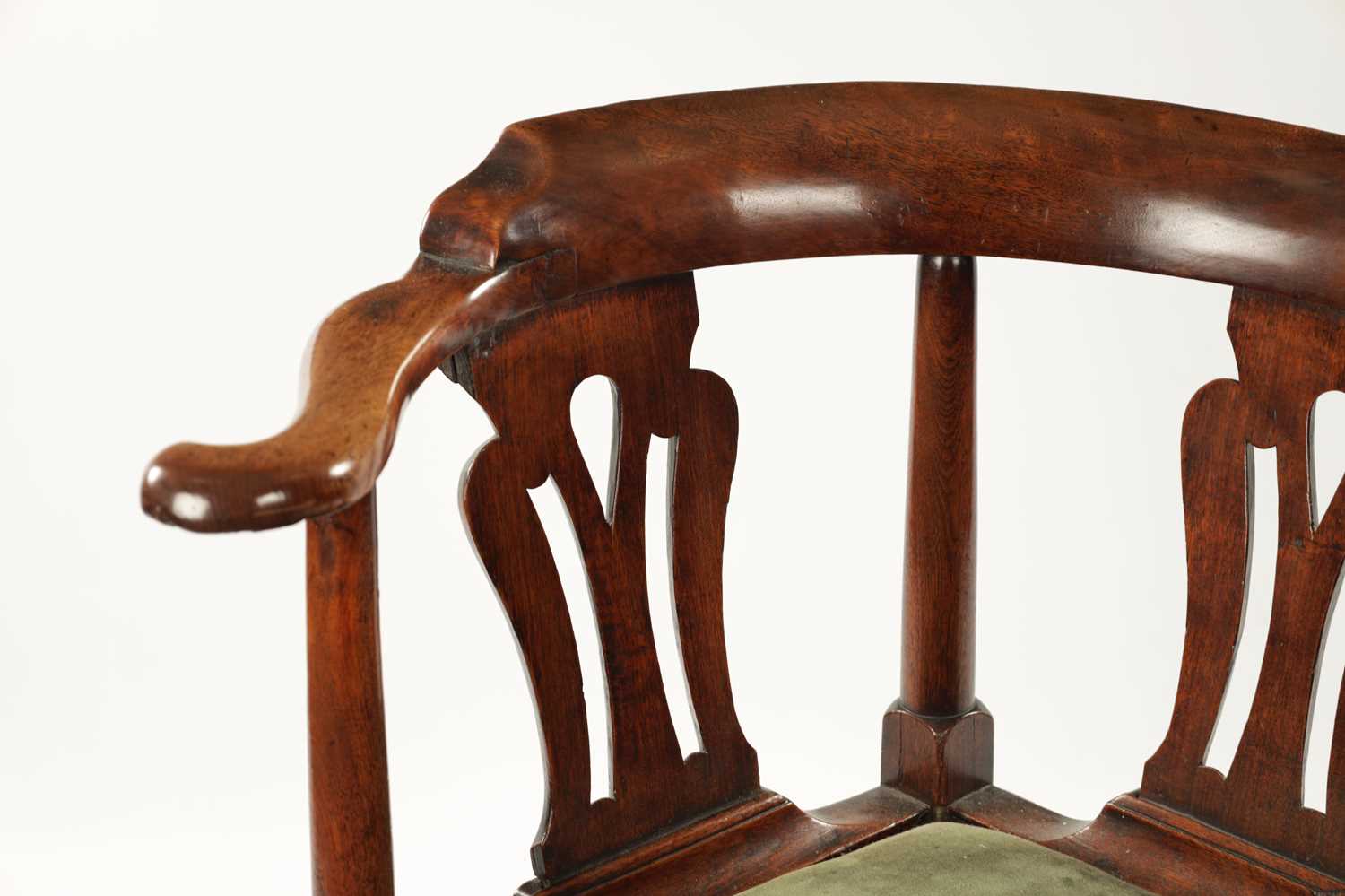 A MID 18TH CENTURY WALNUT CORNER COMMODE CHAIR OF FINE COLOUR AND PATINA - Image 3 of 5