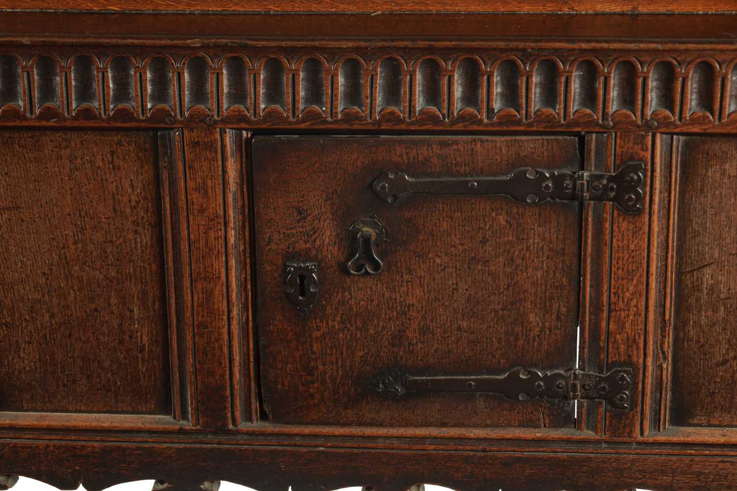 A RARE 17TH CENTURY JOINED OAK CARVED COURT CUPBOARD/BUFFET - Image 3 of 6