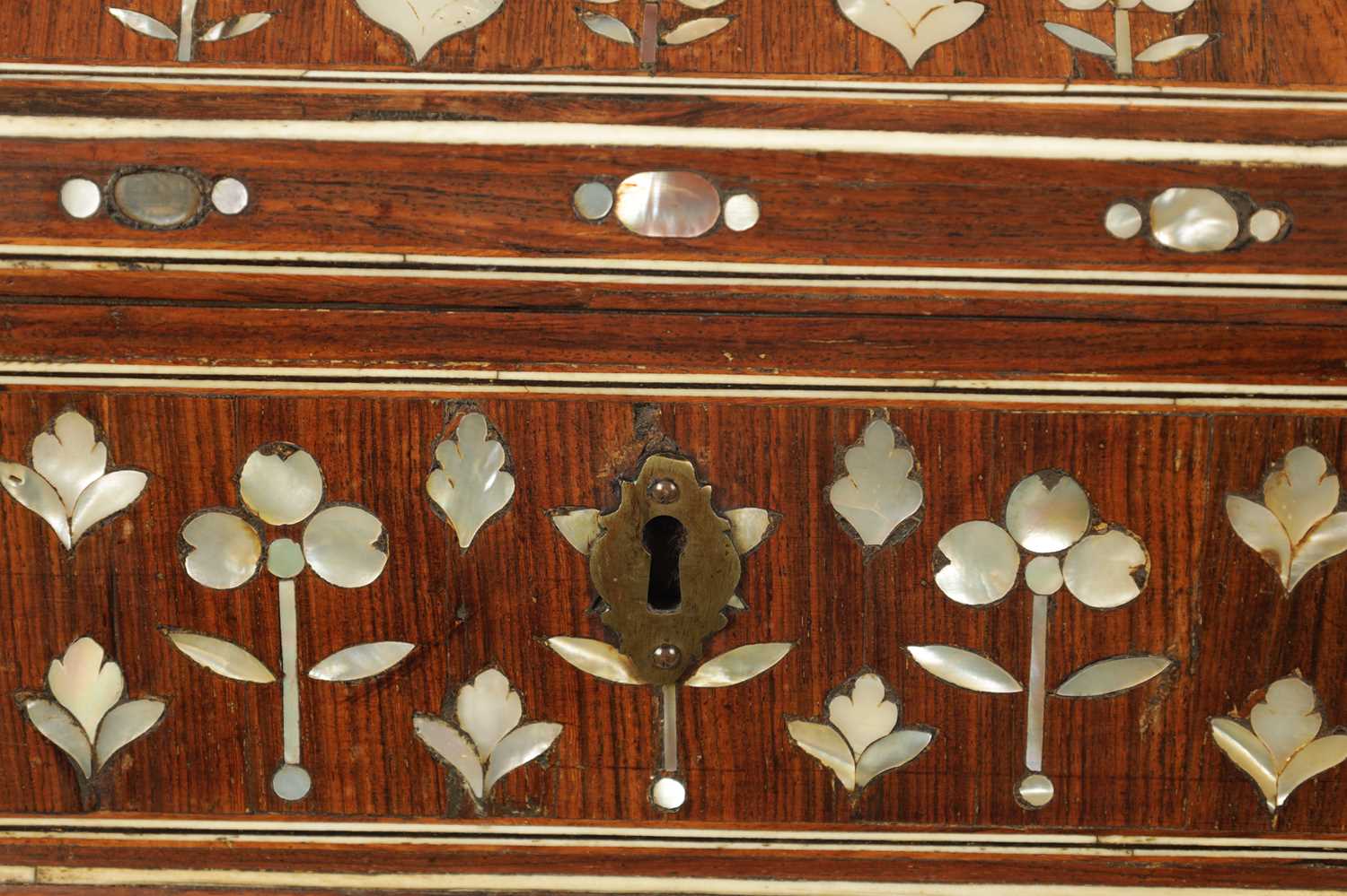 AN EARLY 18TH CENTURY SOUTH AMERICAN MOTHER OF PEARL INLAID BOX - Image 5 of 9