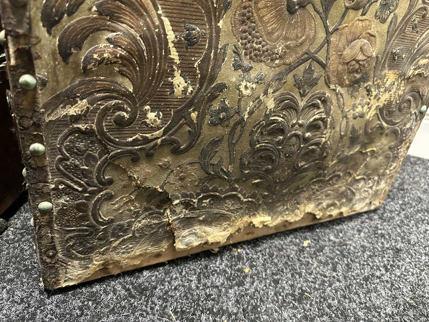 A 19TH CENTURY EMBOSSED LEATHER FOLDING SCREEN - Image 17 of 18