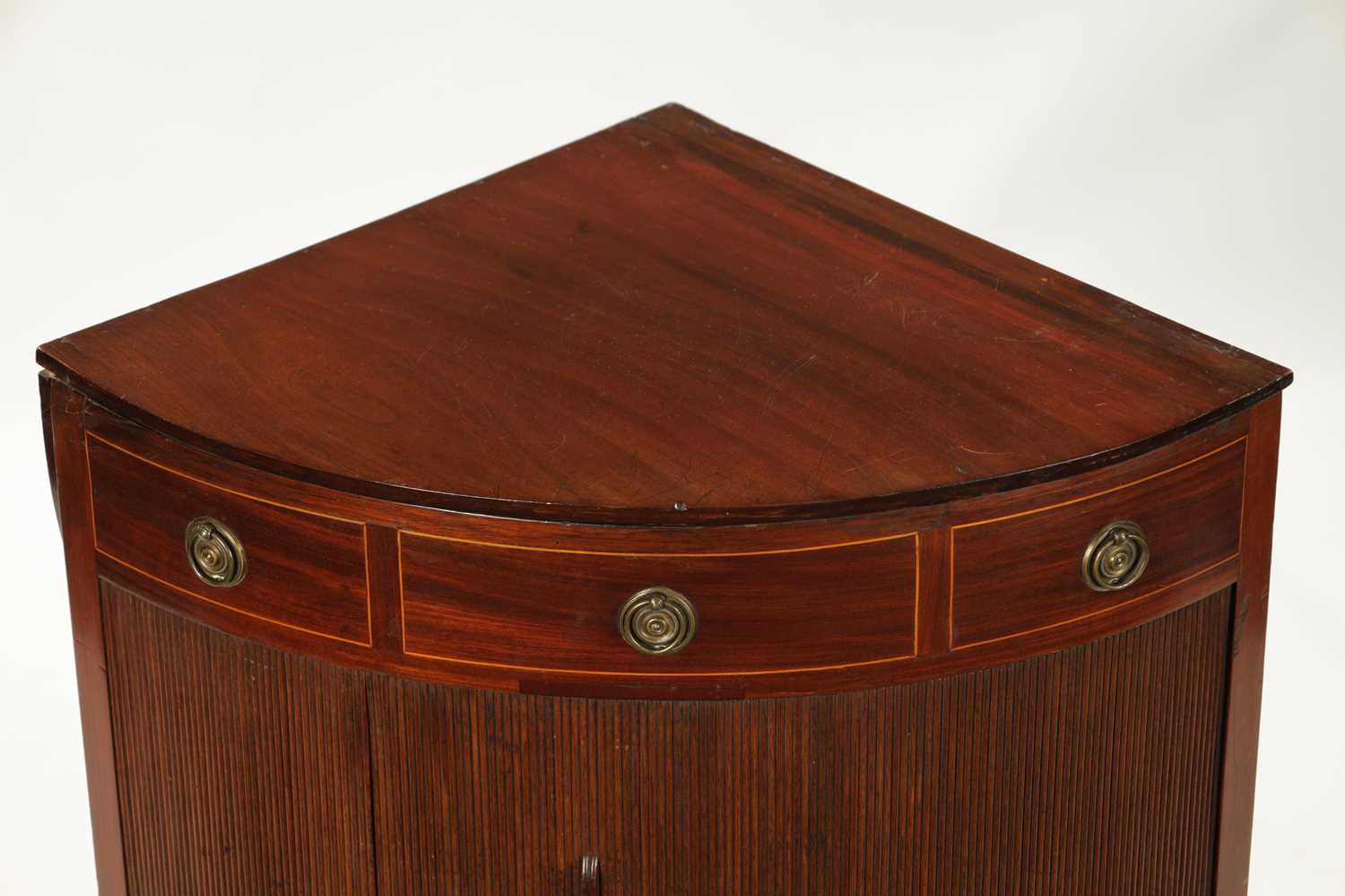 AN UNUSUAL GEORGE III MAHOGANY CORNER WASH STAND - Image 7 of 8