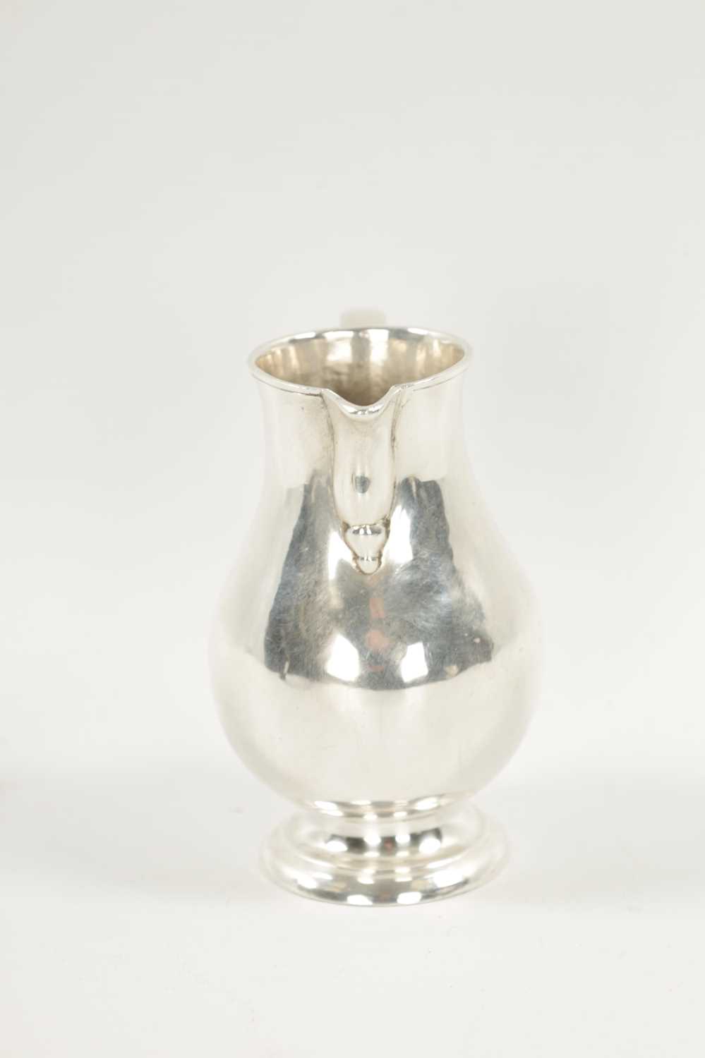 AN EARLY GEORGIAN SILVER CREAM JUG - Image 4 of 7