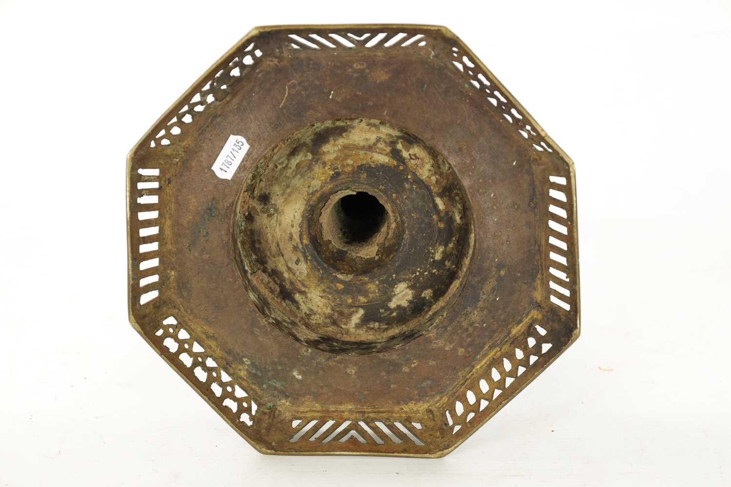 AN UNUSUAL 18TH CENTURY BRASS CANDLESTICK - Image 5 of 5