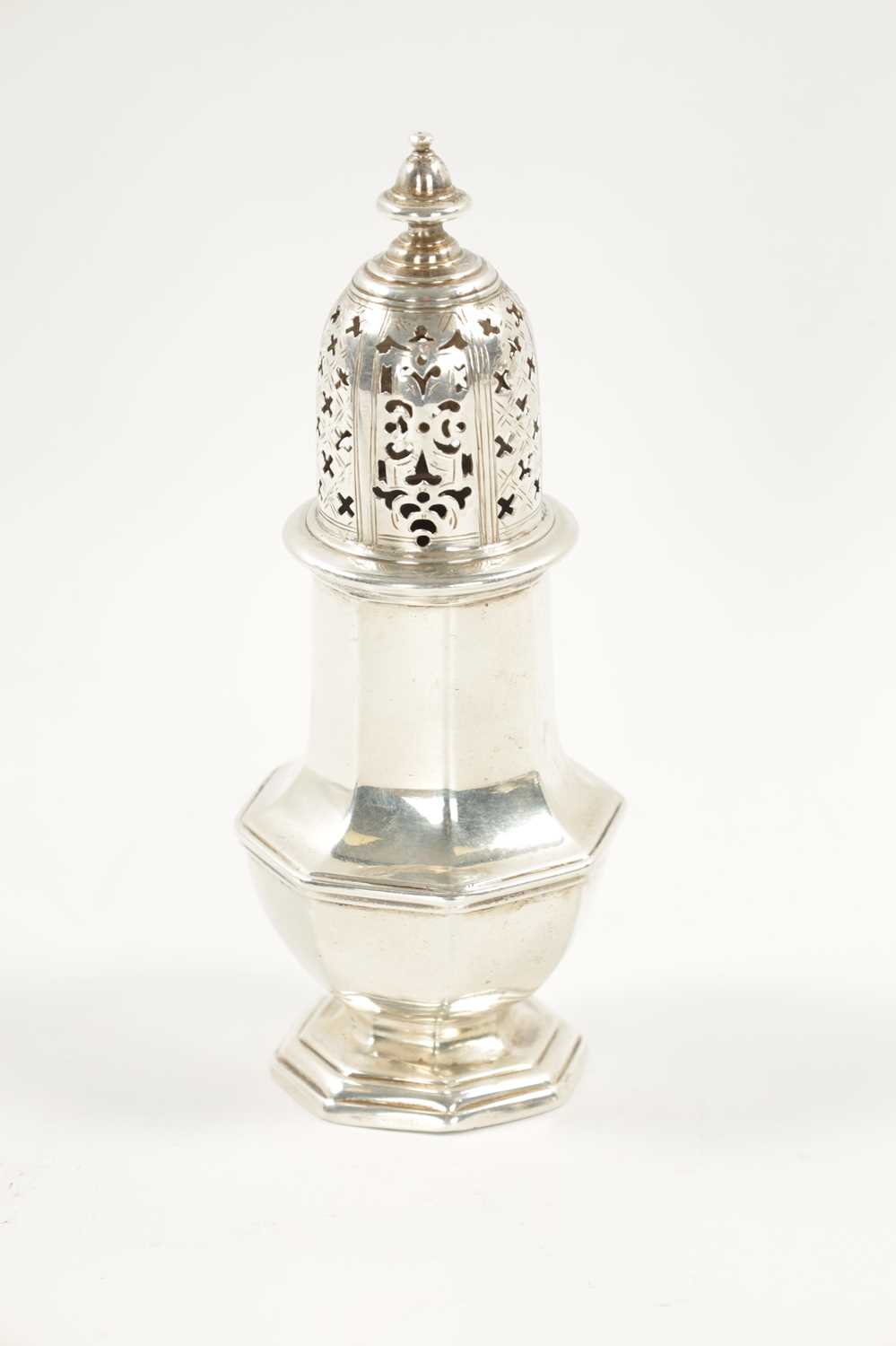 A GEORGE II SILVER SUGAR CASTER - Image 7 of 8