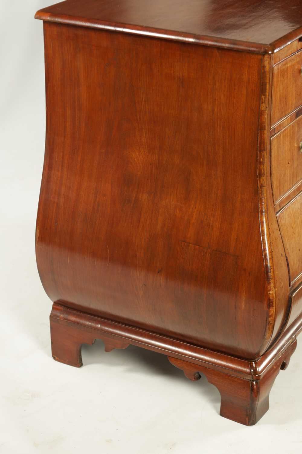 AN 18TH CENTURY FIGURED MAHOGANY BOMBE SHAPED CHEST OF DRAWERS - Image 8 of 8