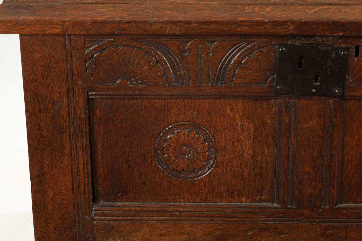 A SMALL 17TH CENTURY OAK TWO PANEL COFFER - Image 4 of 10