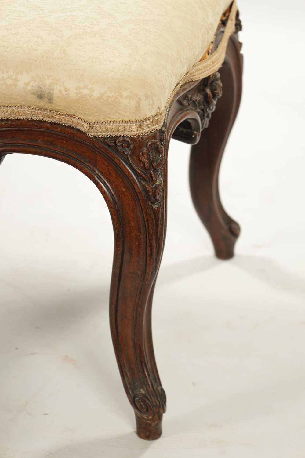 A VICTORIAN CARVED MAHOGANY DRESSING STOOL - Image 3 of 4