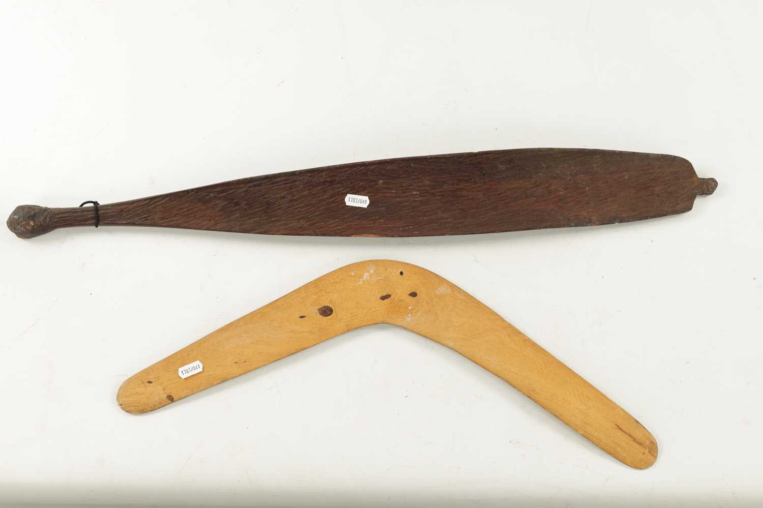 AN ABORIGINAL MULGA WOOD SPEAR THROWER WITH CARVED ANIMALS AND AN OLD BOOMERANG. - Image 6 of 6