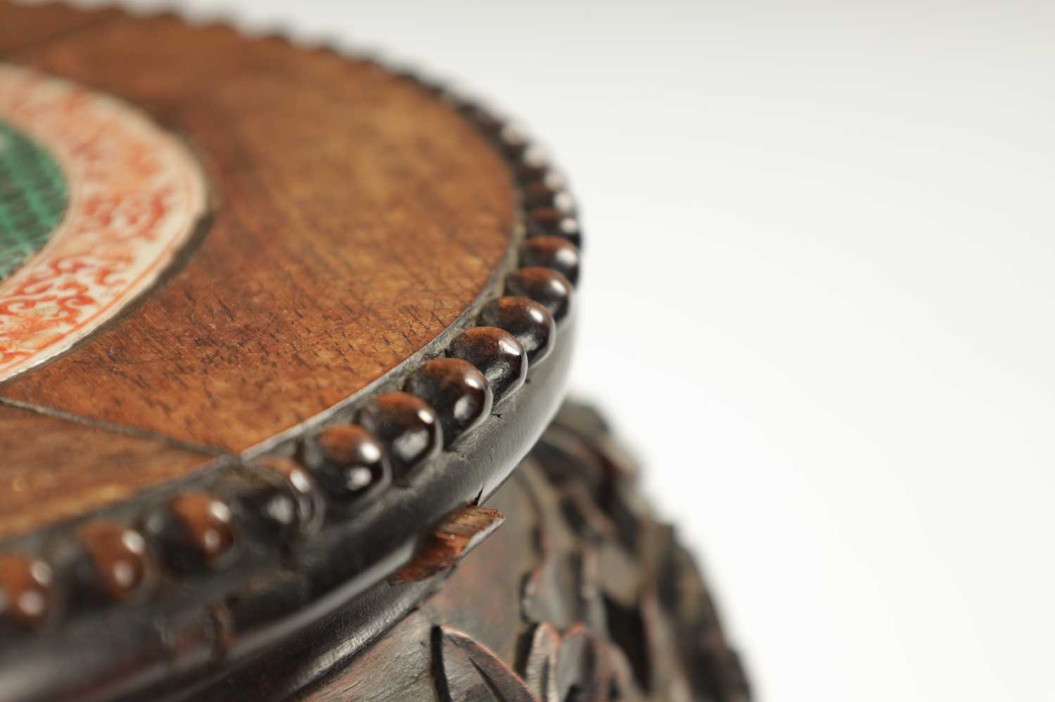 A 19TH CENTURY CHINESE HARDWOOD JARDINIERE STAND WITH CANTON PORCELAIN TOP - Image 7 of 10