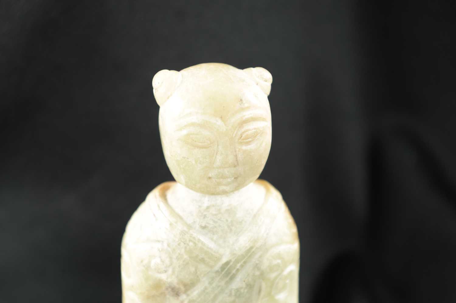 A CHINESE CARVED JADE RELIGIOUS FIGURE - Image 3 of 10