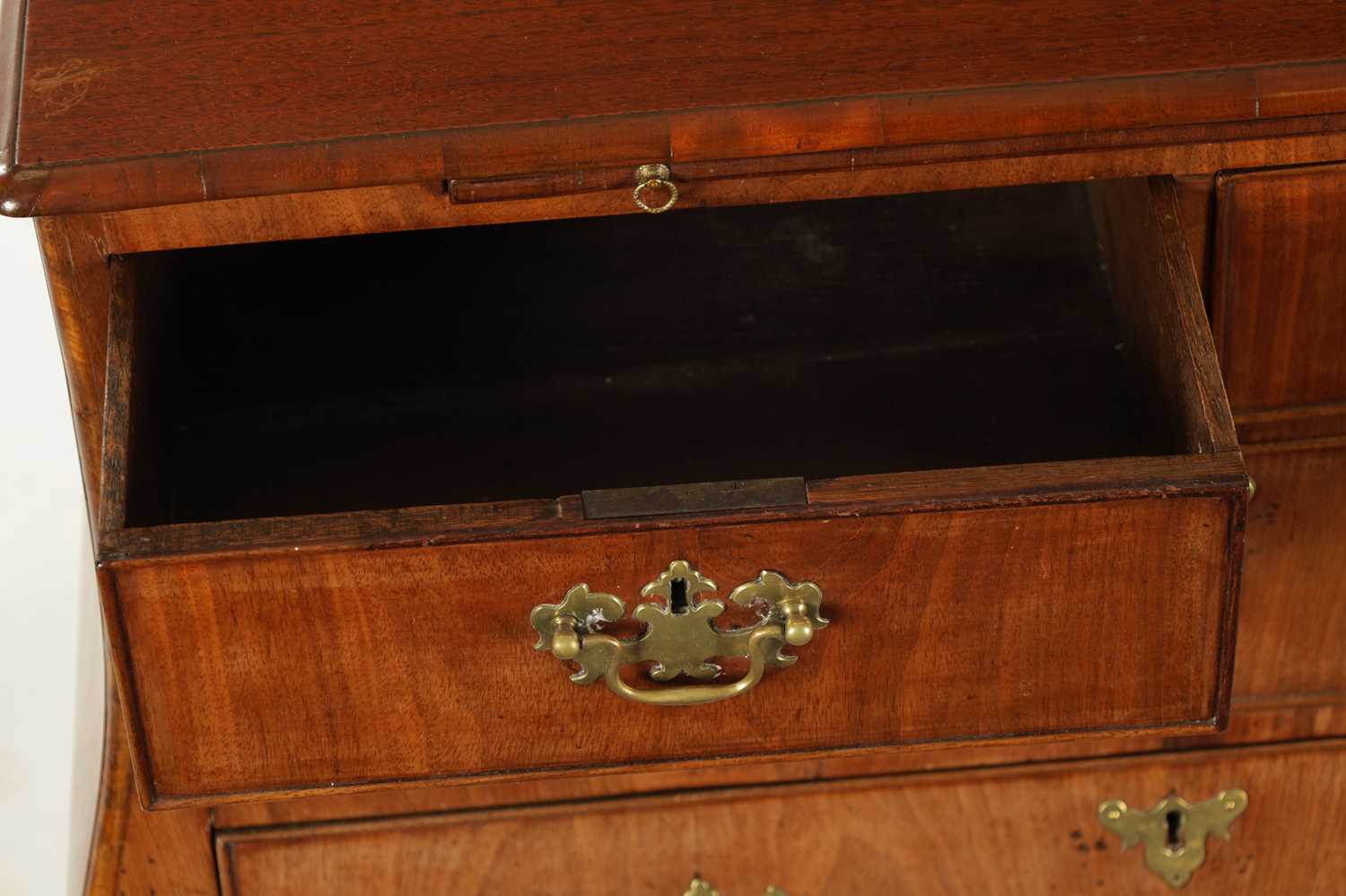 AN 18TH CENTURY FIGURED MAHOGANY BOMBE SHAPED CHEST OF DRAWERS - Image 5 of 8