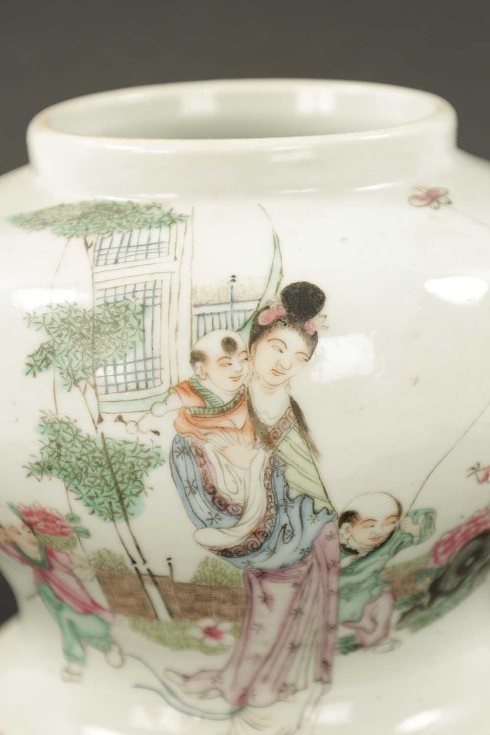 A 19TH CENTURY CHINESE SQUAT BULBOUS VASE - Image 2 of 5