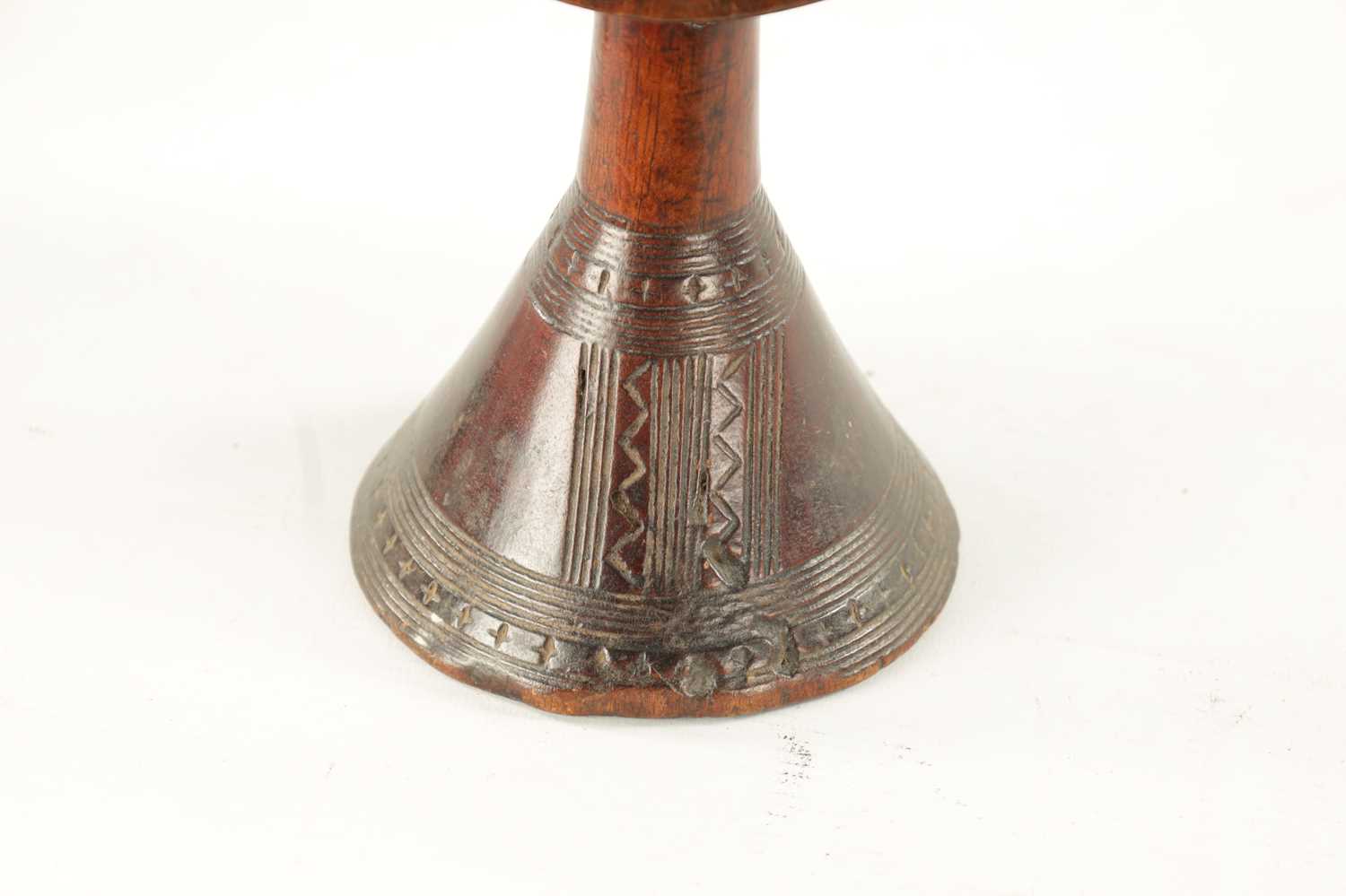 A 19TH CENTURY CARVED HARDWOOD AFRICAN HEADREST - Image 6 of 7