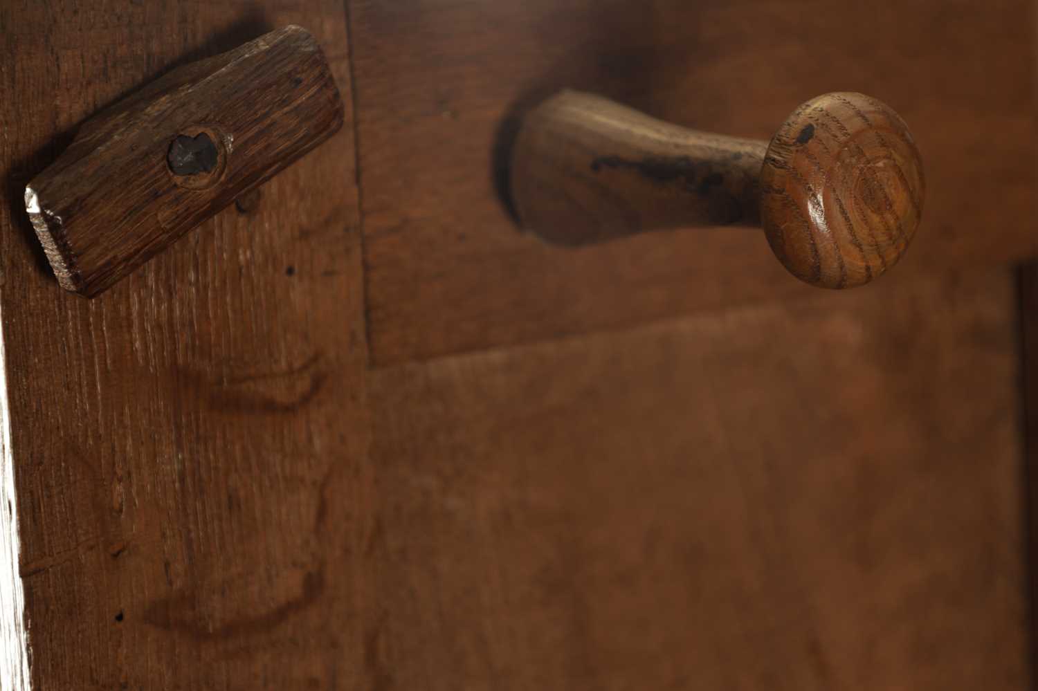 A SMALL EARLY 18TH CENTURY OAK PANELLED CUPBOARD - Image 8 of 15