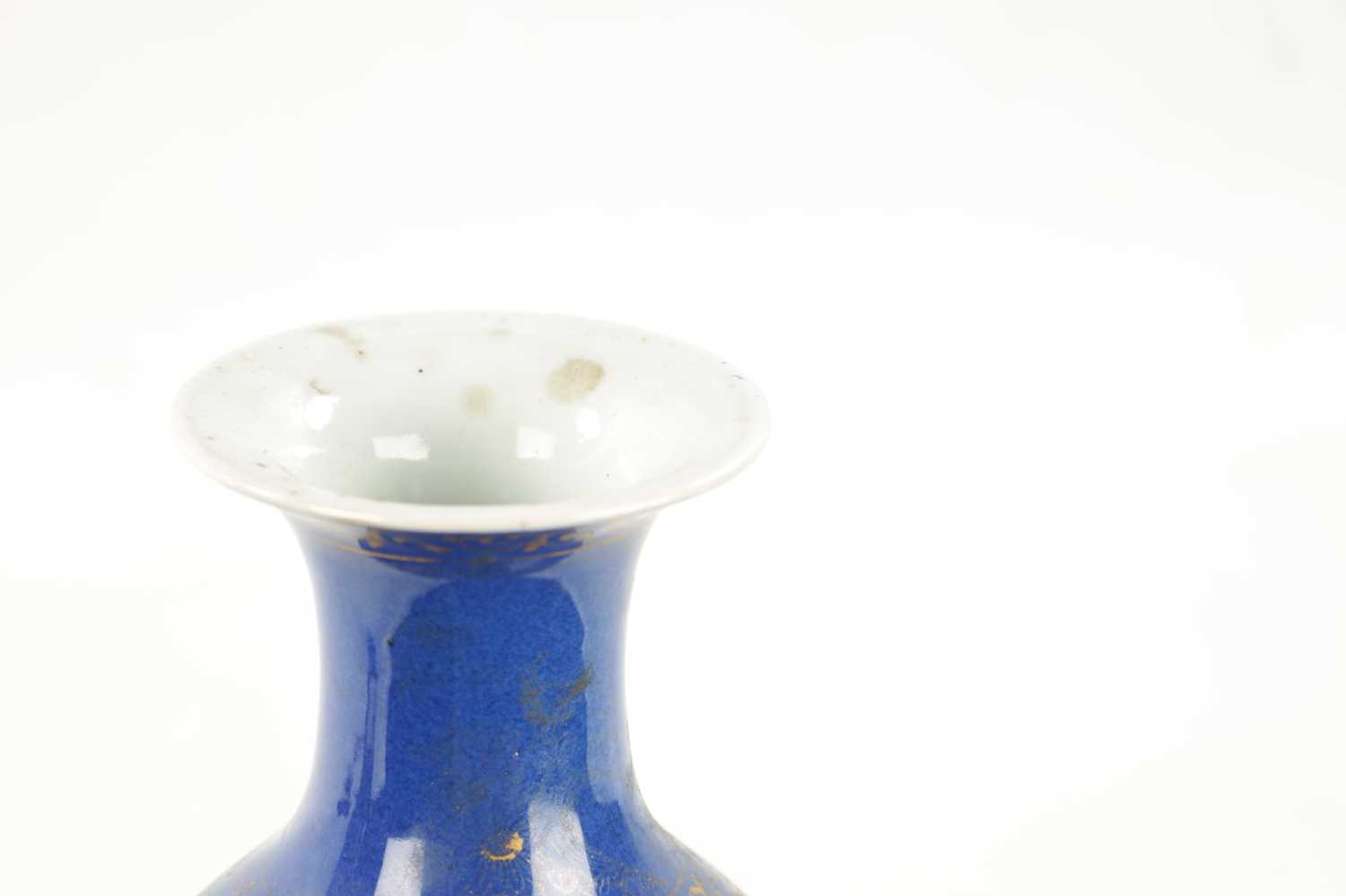 AN 18TH CENTURY CHINESE POWDER BLUE VASE - Image 3 of 11