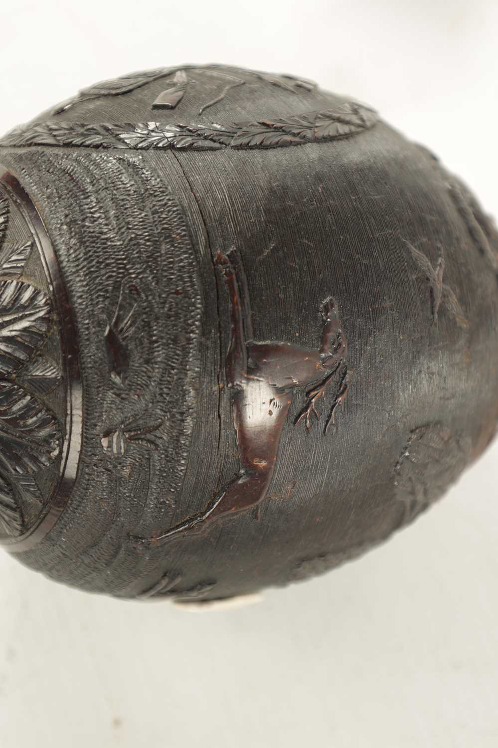 A FINE 18TH CENTURY CARVED COCONUT POWDER FLASK - Image 6 of 6