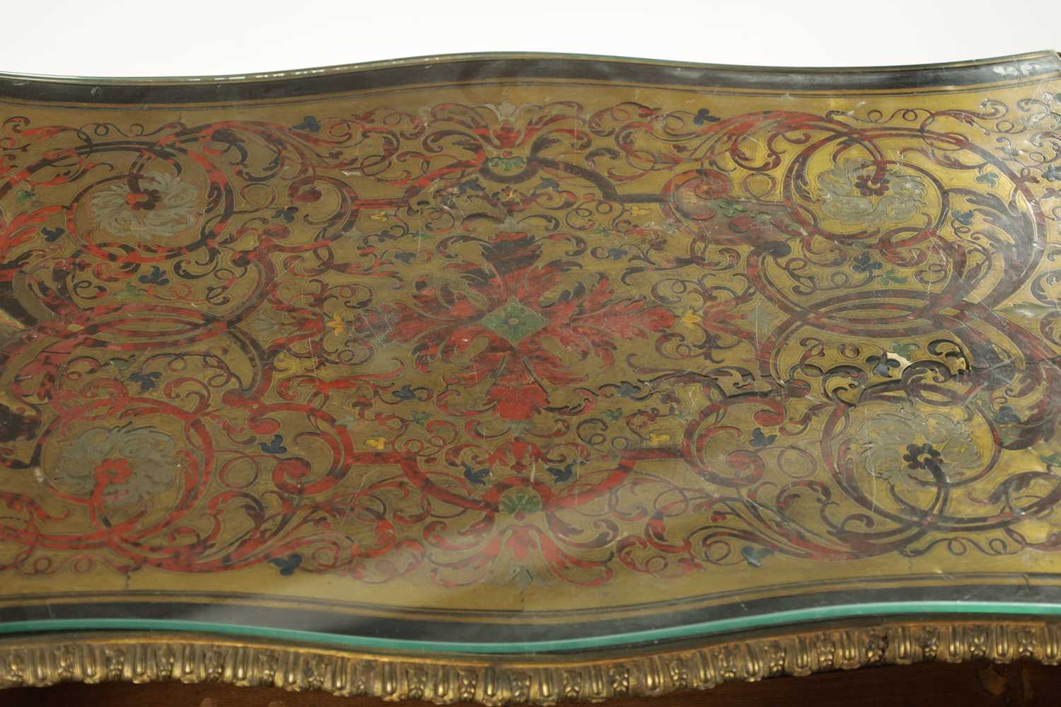 A 19TH CENTURY FRENCH TORTOISESHELL BOULLE SERPENTINE TABLE - Image 5 of 6