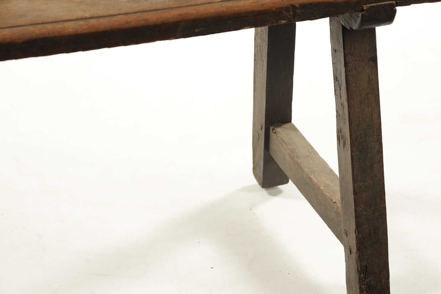 AN EARLY 18TH CENTURY OAK SPINDLE BACK BENCH - Image 4 of 9