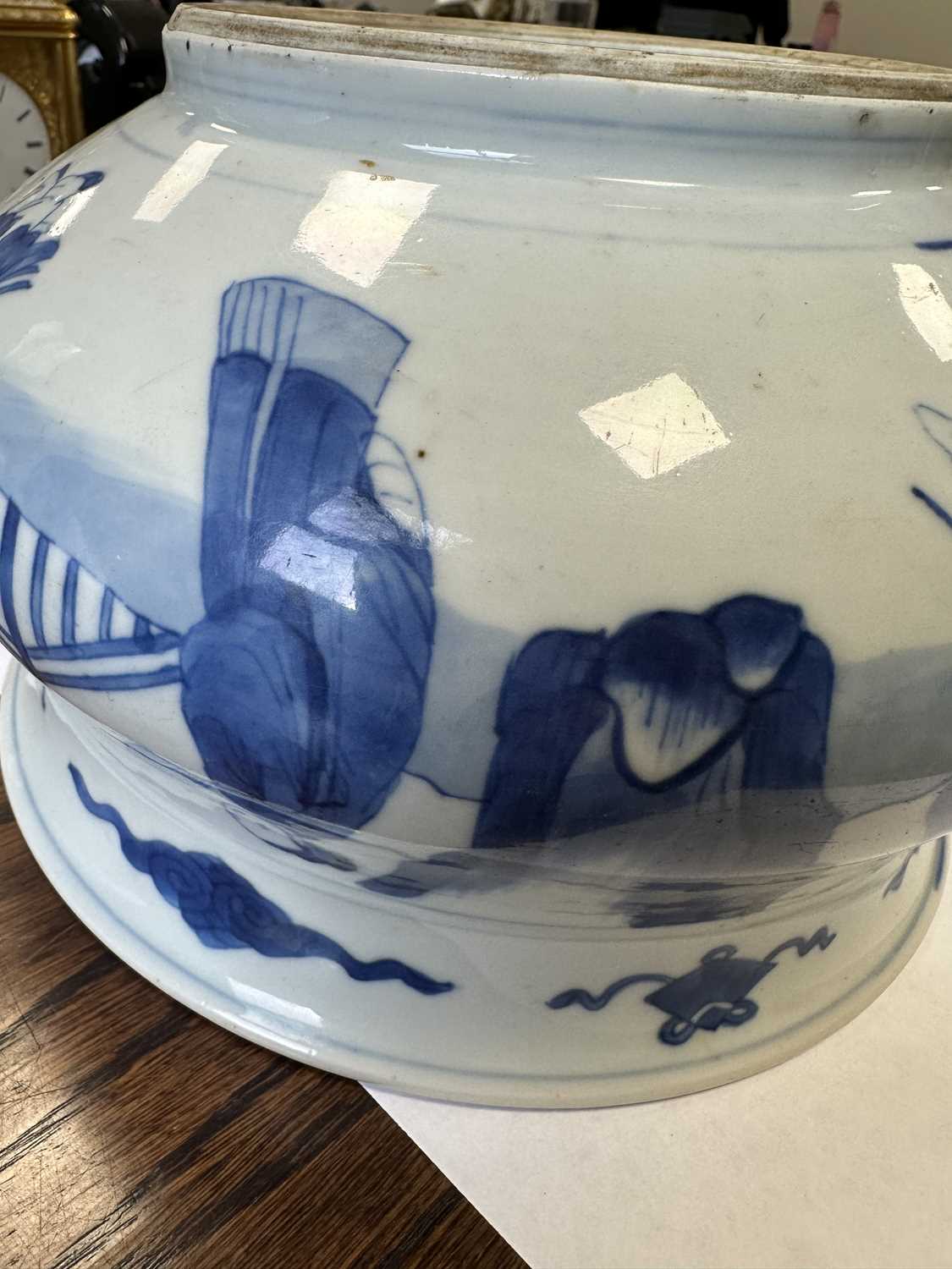 A CHINESE MING DYNASTY BLUE AND WHITE PORCELAIN CENSER ON HARDWOOD STAND - Image 8 of 16