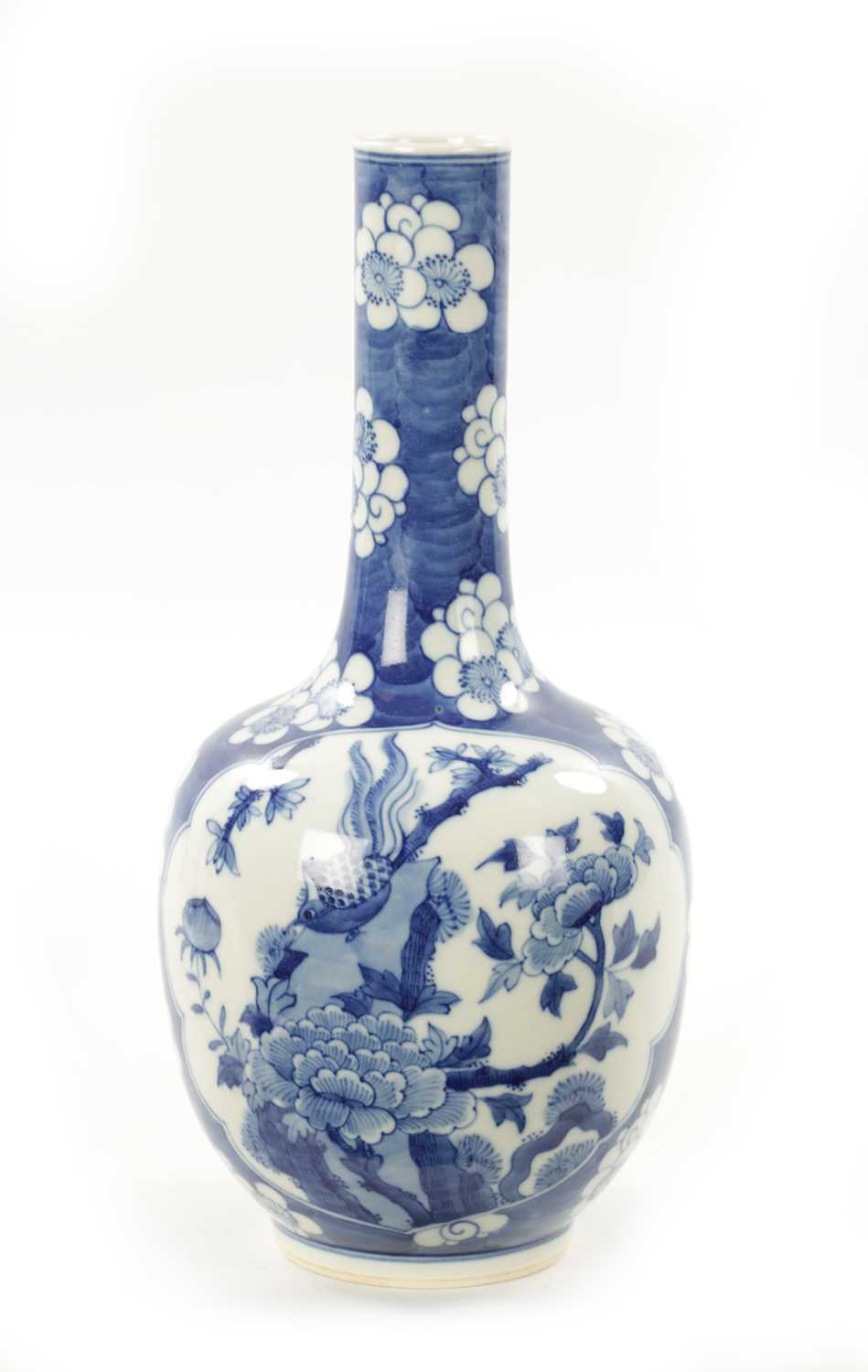 A 19TH CENTURY CHINESE BLUE AND WHITE BOTTLE NECK VASE