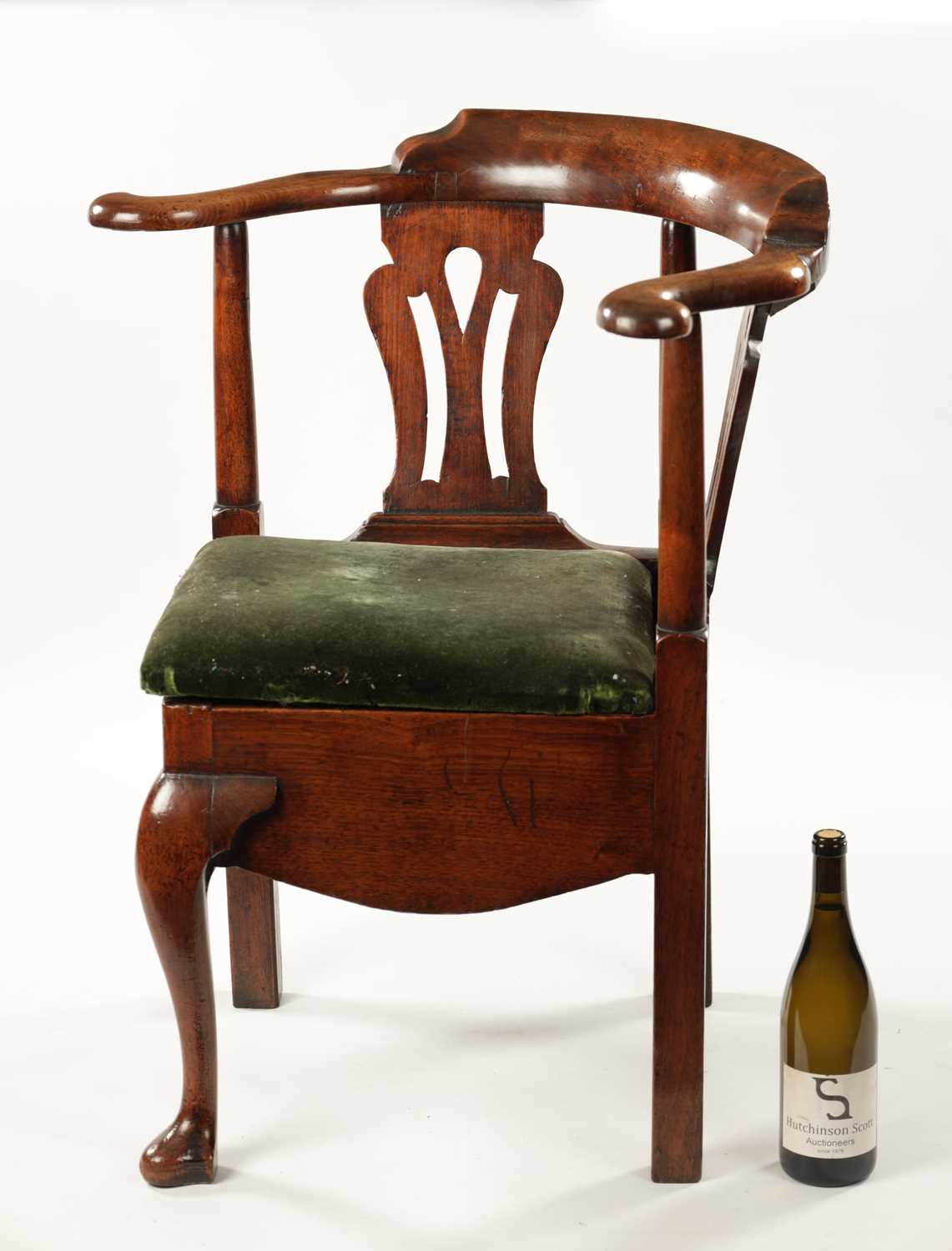 A MID 18TH CENTURY WALNUT CORNER COMMODE CHAIR OF FINE COLOUR AND PATINA - Image 5 of 5