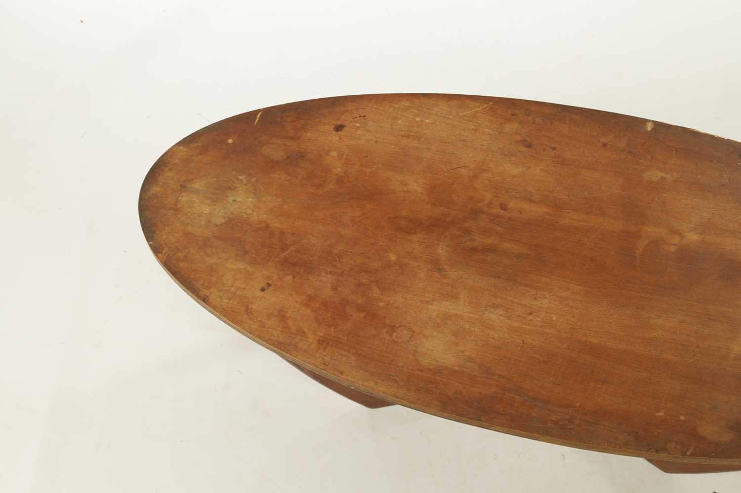 A 1950'S OVAL COFFEE TABLE - Image 3 of 5