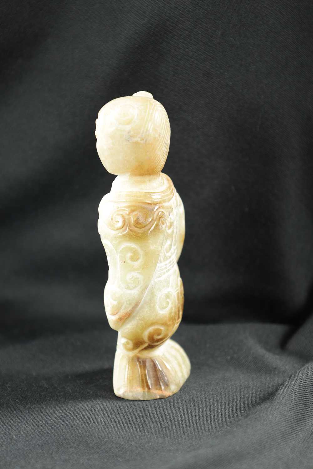 A CHINESE CARVED JADE RELIGIOUS FIGURE - Image 4 of 10